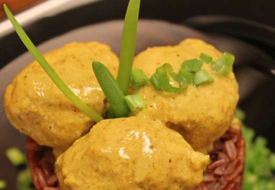 Polpette di pollo con farro, curry e latte di cocco