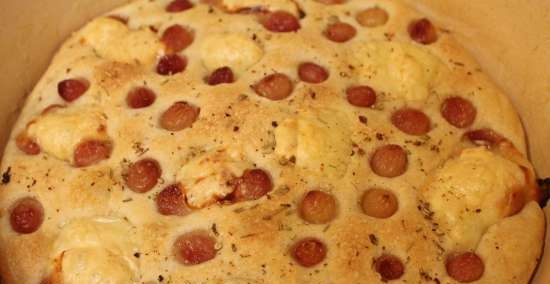 Focaccia with grapes and mozzarella with liquid yeast