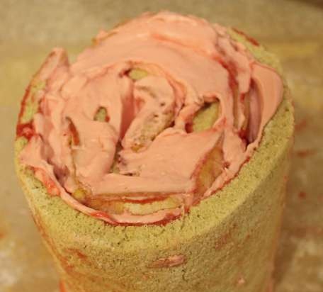 Pistachio-raspberry cake with vertical layers