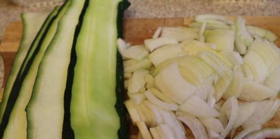 Bahagi ng mga casserole na may manok at Jerusalem artichoke sa isang zucchini