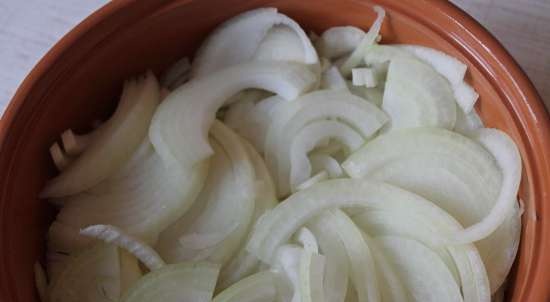 Fletán azul al horno con pesto de ajo silvestre, horneado sobre una almohada de cebolla