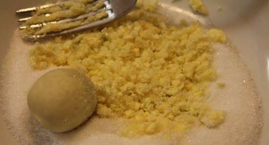 Torta su pasta Linzer su tuorli bolliti con ripieno di mele e miele e streusel