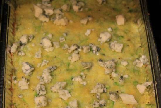 Casseruola di verdure con sedano, ravanello verde e formaggio blu