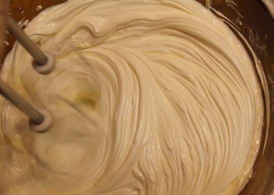 Torta al pistacchio e lamponi a strati verticali