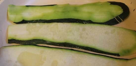 Bahagi ng mga casserole na may manok at Jerusalem artichoke sa isang zucchini