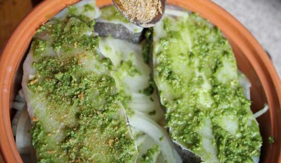 Ippoglosso al forno con pesto di aglio orsino, cotto su un cuscino di cipolla