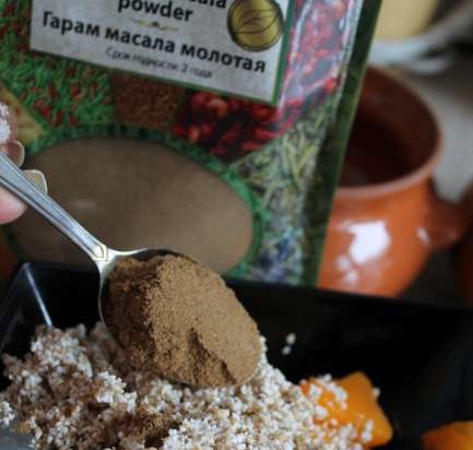 Sinigang na barley na may persimon at garam masala sa coconut milk, nilaga sa oven (sandalan)