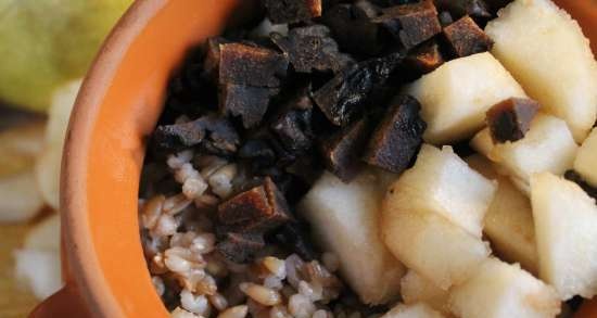 Porridge di farro con pera affumicata nel latte di mandorle in pentola