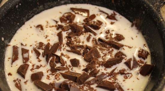 Pastel de café y pera de chocolate con queso Dor-blue cielo de Año Nuevo