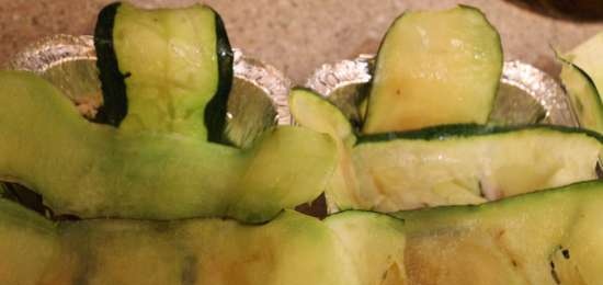 Portie stoofschotels met kip en aardpeer in een courgette