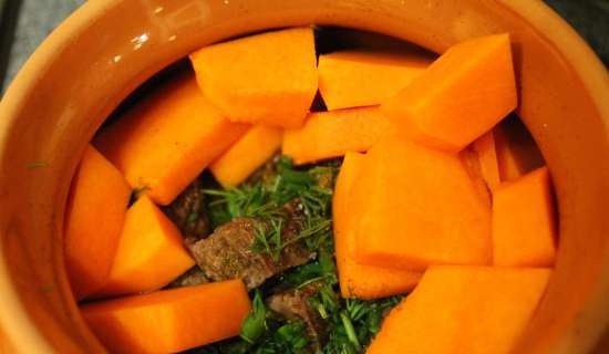 Cervesa al forn amb carbassa en una olla