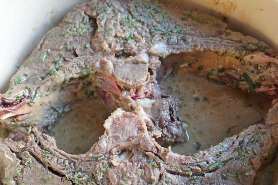 Hertenvlees met bot, gebakken met kruiden in een marinade