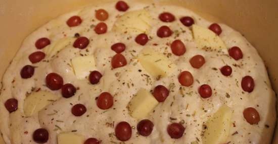 Focaccia with grapes and mozzarella with liquid yeast