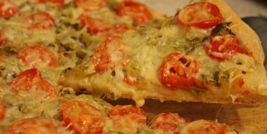 Pizza con sottaceti su impasto di cetrioli con lievito liquido