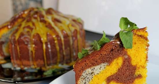 Driekleurencake met maanzaad, chocolade en kurkuma in chocoladeglazuur