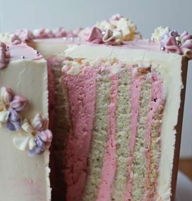 Pistachio-raspberry cake with vertical layers