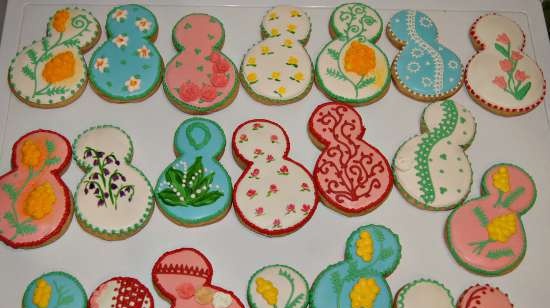 We decorate gingerbread cookies, cookies