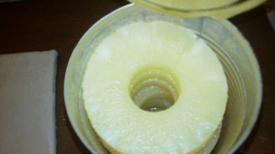 Mga puff ng pineapple at apple