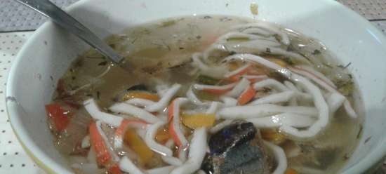 Naka-kahong isda na sopas na may mga crab noodles