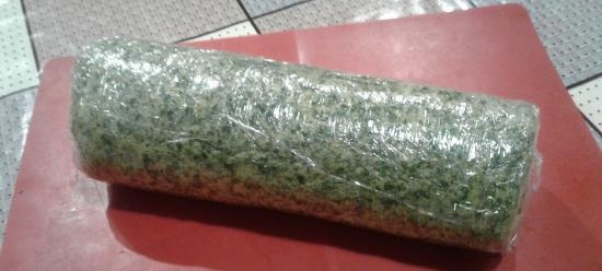 Festive roll na may atay at spinach