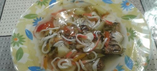 Naka-kahong isda na sopas na may mga crab noodles