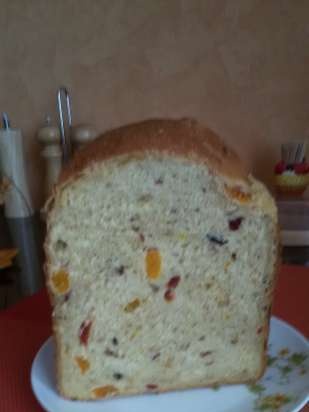 Wheat bread with honey, dried fruits and spelled flour