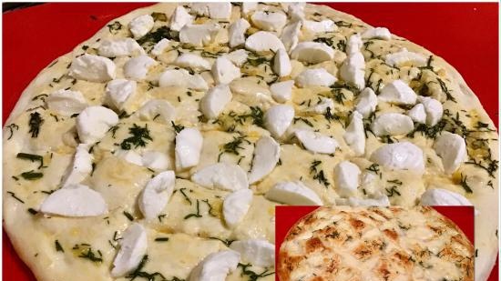 Focaccia con mozzarella, aglio ed erbe aromatiche