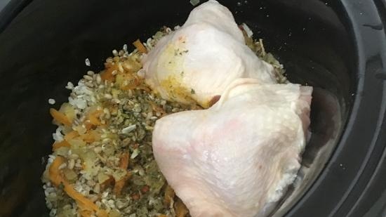 Porridge di riso d'orzo a cottura lenta con pollo