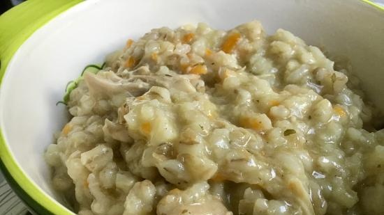 Porridge di riso d'orzo a cottura lenta con pollo