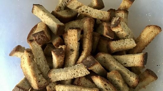 Brown bread croutons with garlic