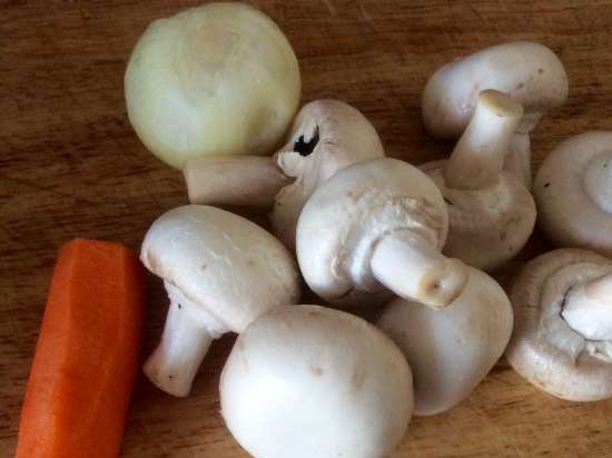 Chicken soup with bulgur, mushrooms and potato dumplings