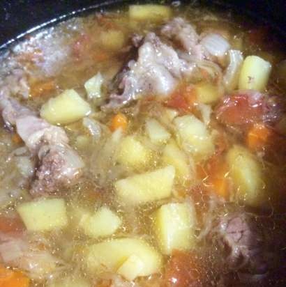 Sopa de repollo con chucrut en olla de cocción lenta