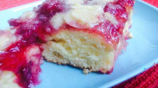 Pie with rote grütze and nut petals