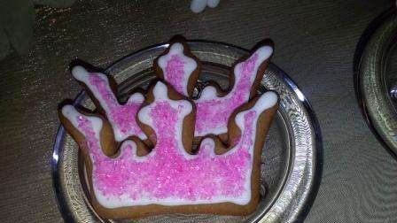 We decorate gingerbread cookies, cookies