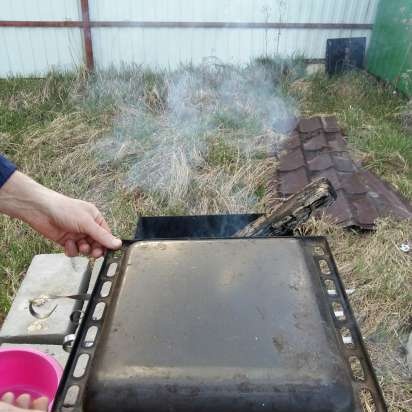 Barbecue veloce sulla griglia sotto una teglia