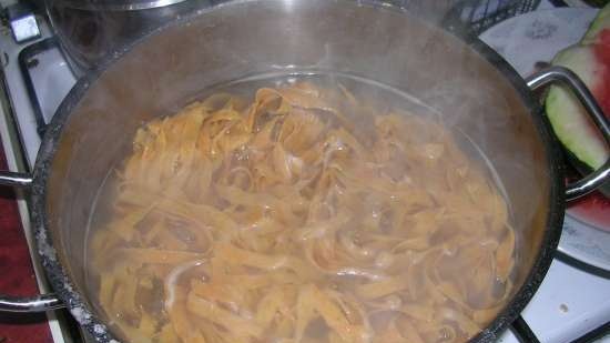 Wheat-rye noodles with paprika and bran