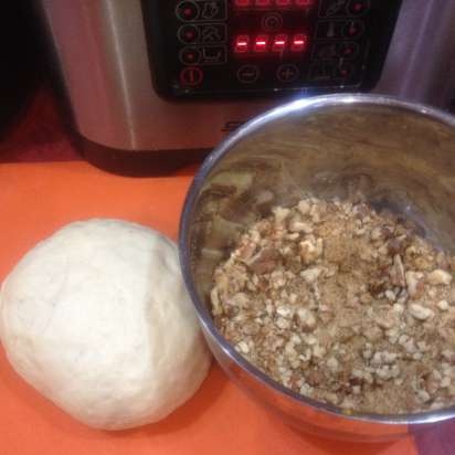 Bollos de requesón con nueces en la olla de cocción lenta Steba