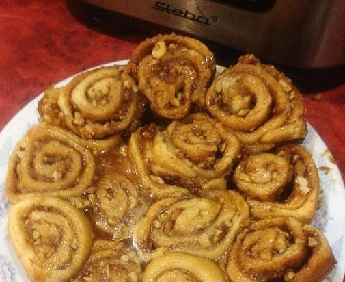 Bollos de requesón con nueces en la olla de cocción lenta Steba