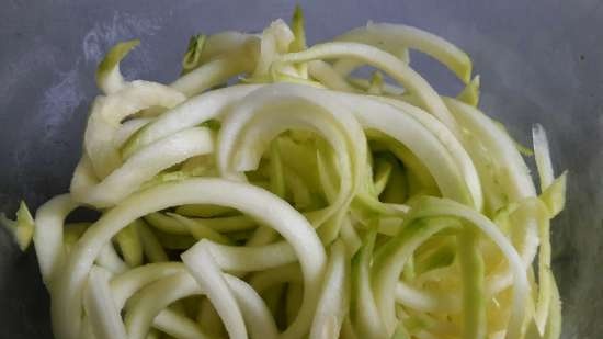 Courgettsspaghetti med sitron og hvitløksdressing.