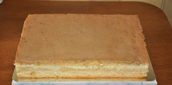 Tagliare il biscotto in torte e livellare la torta