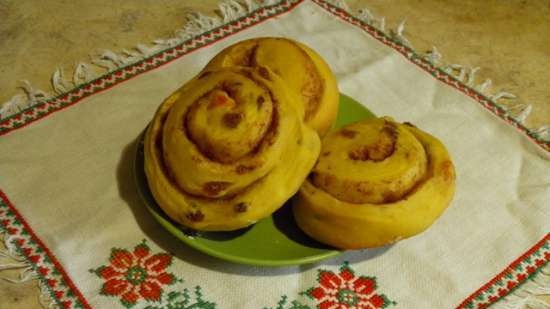 Pumpkin buns with raisins and cinnamon