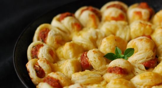 Torta di pasta sfoglia con carne macinata e formaggio