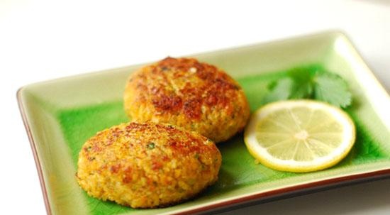 Ingeblikte zalm, quinoa en zoete aardappelkoteletten