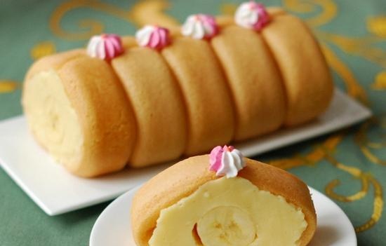 Savoyardi-biscuitbroodje met pudding en bananenvulling