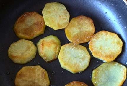 Pastís de patates amb herbes (espinacs i torta d'herbes de primavera en una escorça de patata)