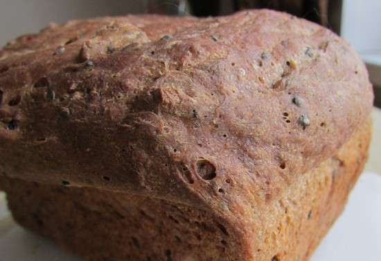 Pane di grano saraceno con semi di papavero, semi di lino, noci