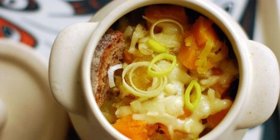 Sopa de calabaza y puerros al horno con queso y pan de centeno