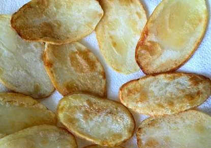 Pastís de patates amb herbes (espinacs i torta d'herbes de primavera en una escorça de patata)