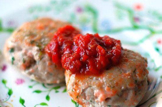 Tortas de pescado con salsa de pimienta