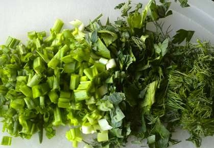 Pastís de patates amb herbes (espinacs i torta d'herbes de primavera en una escorça de patata)